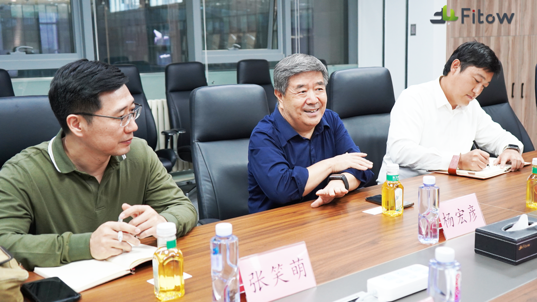 男人和女人坐在桌子边

中度可信度描述已自动生成