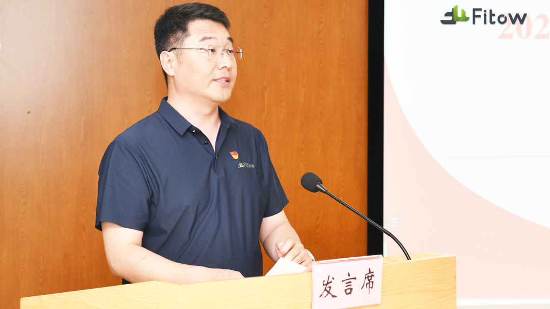 菲特党支部书记、联合创始人胡江洪在比赛现场